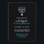 Convite Celebração de Hanukkah com Silver Menorah em Preto<br><div class="desc">Se você está procurando um na moda,  um jeito atraente de convidar seus convidados para a festa de Chanucá,  é isso! Um design elegante que apresenta um menorá prateado com velas azuis,  e um fundo preto escuro. O texto está em prata e em turquesa.</div>