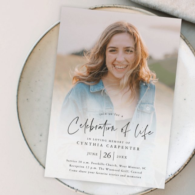 Convite Celebração Moderna da Memória Funeral (Modern handwritten script celebration of life photo memorial invitation.)