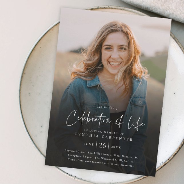 Convite Celebração Moderna do Funeral Memorial da Vida (Modern handwritten script celebration of life photo memorial invitation.)