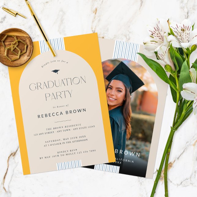 Convite Celebração no Estilo: Graduação Moderna (Front & back of a modern arch photo graduation party invitation card in fall gold & sweet gardenia. )