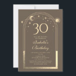 Convite Celestial Mocha Gold Sol Lua Estrelas 30º Aniversá<br><div class="desc">Convites de Foto de Aniversário de 30 anos Celestial Mocha Gold Sol Lua Astronomia apresentam um sol, lua e estrelas elegantes em ouro com uma moldura dourada em um fundo mocha. Dentro está a informação do seu convite de aniversário de trinta anos personalizado. No verso, adicione sua foto favorita. Criado...</div>