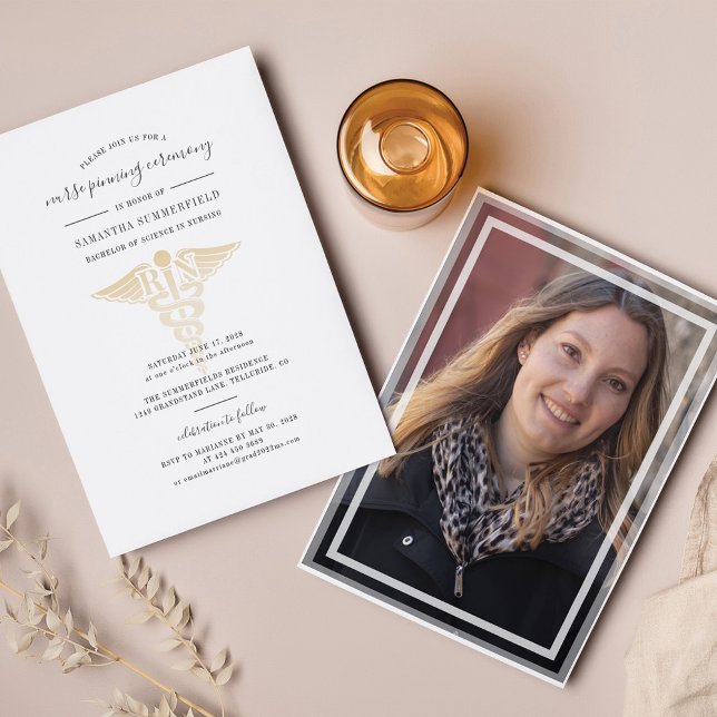 Convite Cerimônia de Condecoração de Graduados em Enfermag (Nurse Pinning Graduation Party Photo Invitation)