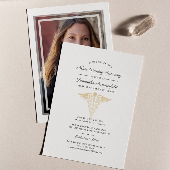 Convite Cerimônia de Entrega de Alfinete para Graduada em  (Nurse Graduation Photo Pinning Ceremony Invitation)