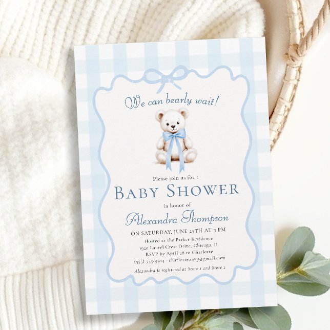 Convite Chá de Bebê Bearly Wait Teddy Bow Xadrez Azul (bearly wait baby shower invitation traditional classic nursery decor blue gingham teddy bear bow)