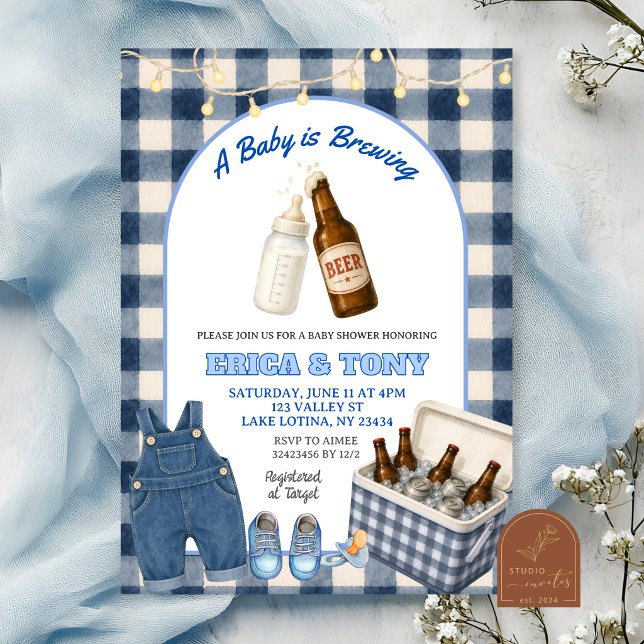 Convite Chá de Bebê Coed Blue Gingham Baby Is Brewing Beer (Criador carregado)