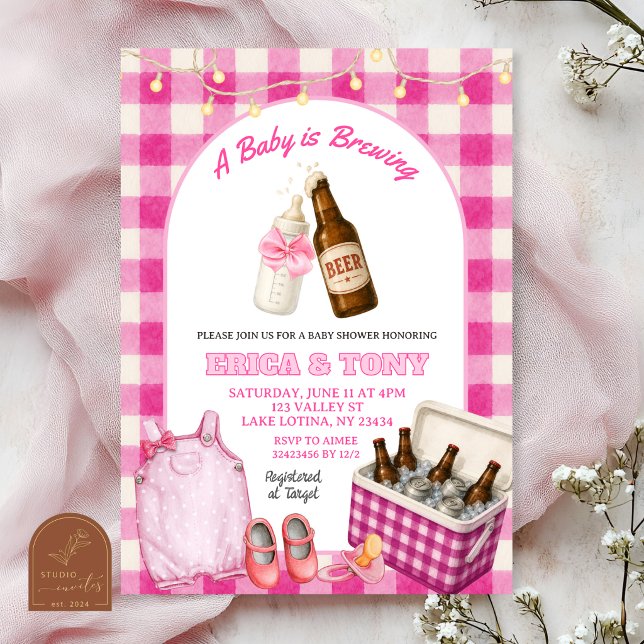 Convite Chá de Bebê Coed Pink Gingham Baby Is Brewing Beer (Criador carregado)