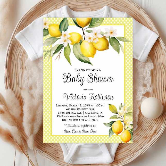 Convite Chá de Bebê de Limão Fofo (Yellow lemon baby shower invitation with pretty watercolor lemons on a yellow polka dot background.)