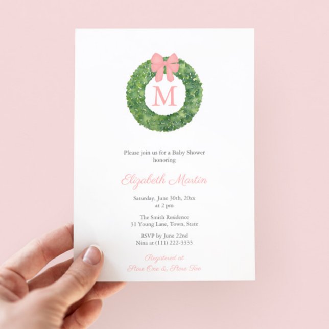 Convite Chá de Bebê de Monograma Rosa Elegante (Preppy Hand Painted Boxwood Wreath With Pink Bow Monogram Baby Shower Invitation For Girl)