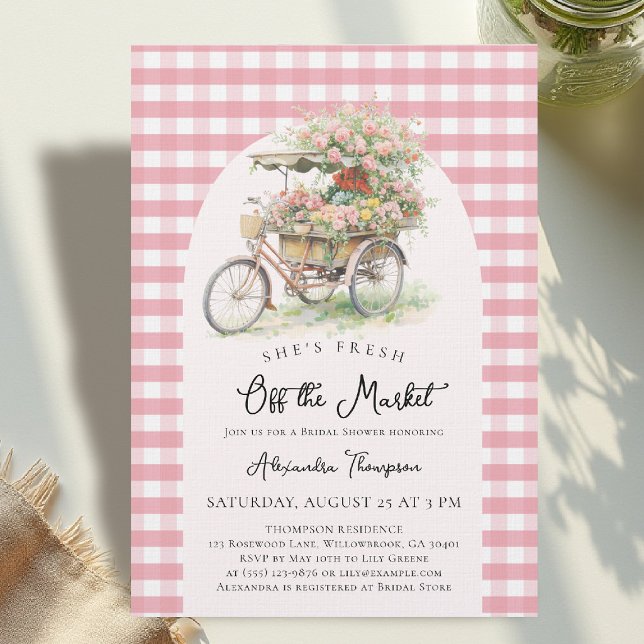 Convite Chá de Bebê de Noiva com Tema de Bicicleta Fora do (shes fresh off the market bridal shower theme flower bike pink gingham boho arch invitation)