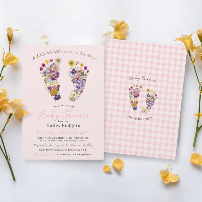 Convite Chá de Bebê de Pegadas de Flor Selvagem Presas (Cute pink gingham flower footprints A Little Wildflower Baby Girl Shower floral feet invitation)