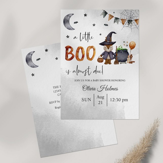 Convite Chá de Bebê do Pequeno Boo no Halloween (Little Boo Halloween Baby Shower Invitation on gray table.)