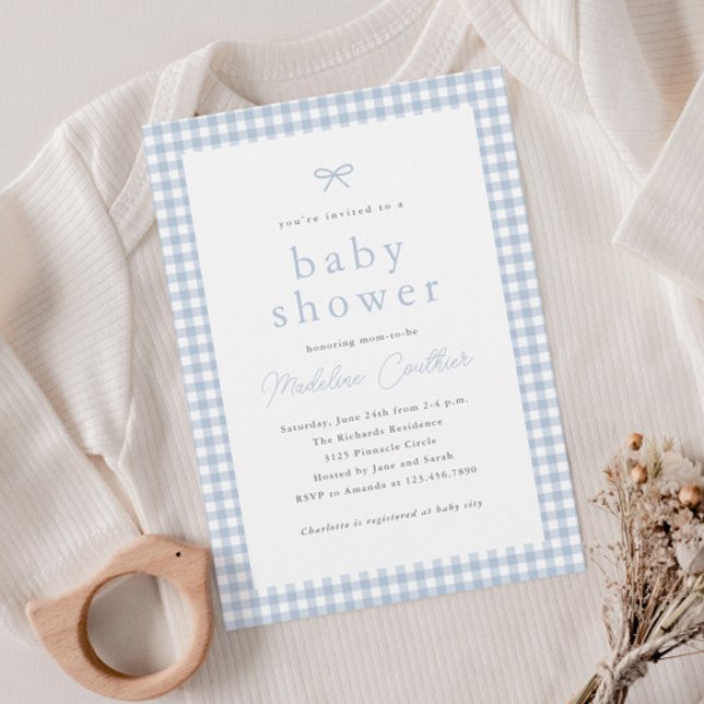 Convite Chá de Bebê Elegante Simples Menino Azul Poento (Gingham check dusty blue boys baby shower invitation.)