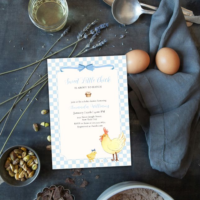 Convite Chá de Bebê Franguinho Azul Xadrez Préppy (Blue Gingham Preppy Little Chick Baby Shower Invitation)