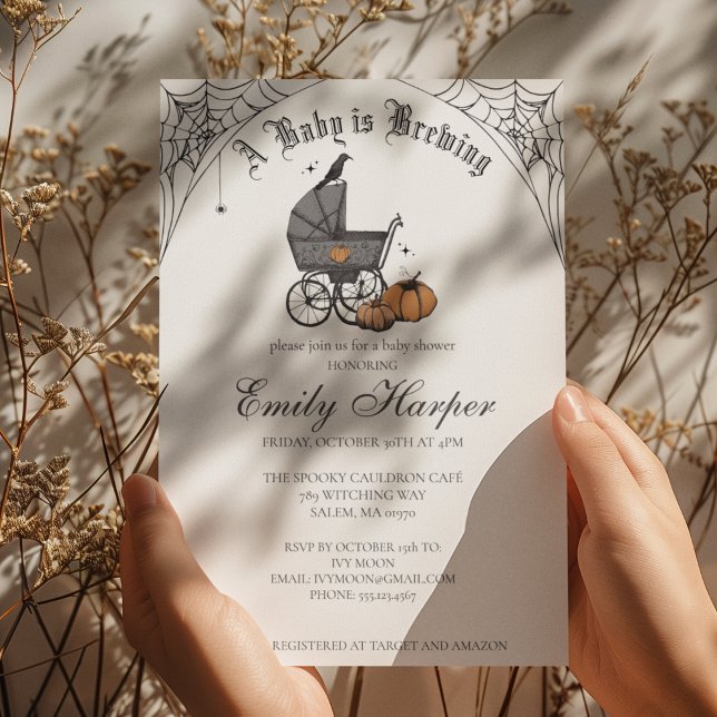 Convite Chá de Bebê Gótico Neutro 'Bebê Está Sendo Prepara (Gothic Halloween Baby Shower Invitation in White. Vintage Baby Carriage, Pumpkins, Webs, Raven)