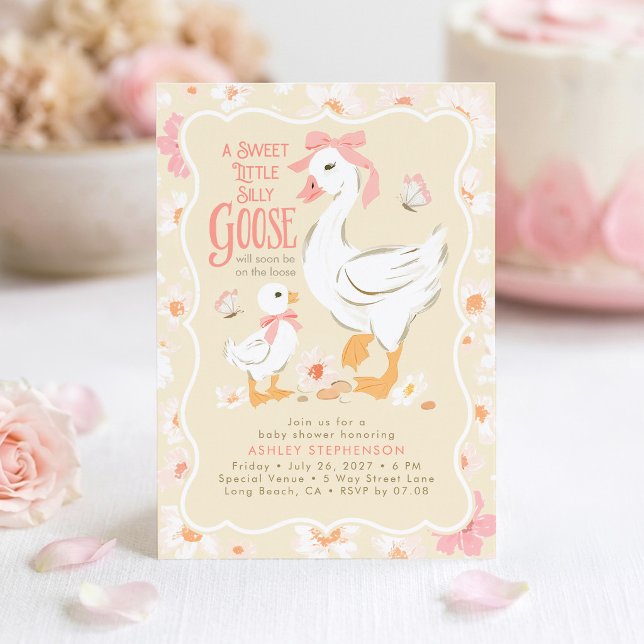 Convite Chá de Bebê Menina Ganso Boba Laço Rosa Fofa (A Little Silly Goose Will Soon Be On The Loose Invitation)