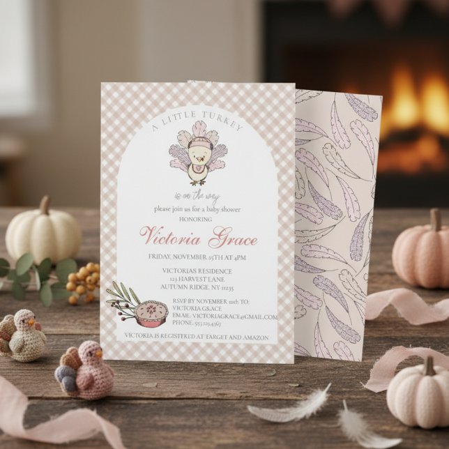 Convite Chá de Bebê Outono Menina Peru Menor (Cute Autumn Little Turkey Thanksgiving & November Baby Shower Invitations for Mother to Be for Fall)