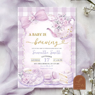 Convite Chá de Bebê Purple Gingham Baby está a Caminho
