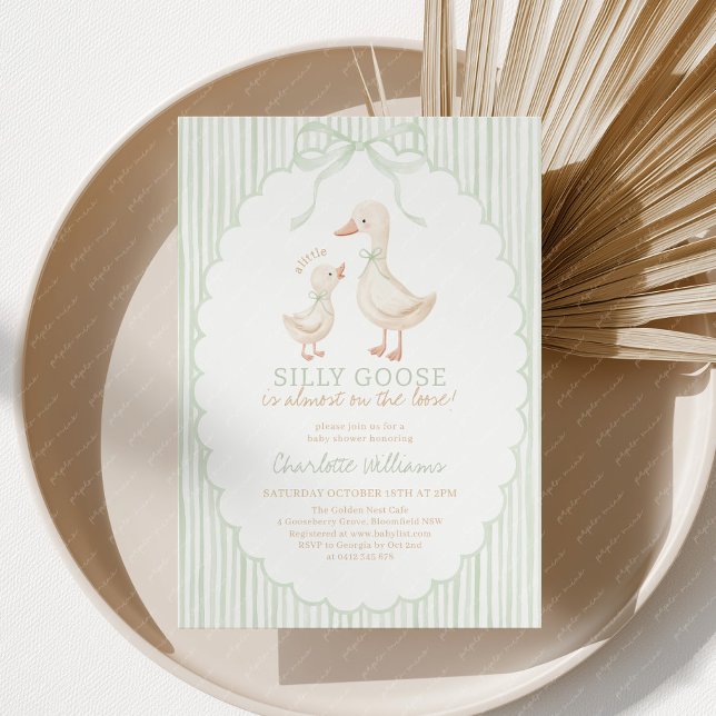 Convite Chá de Bebê Silly Goose Verde Sage (A little Silly Goose is almost on the loose! Sage green striped Baby Shower Invitation)