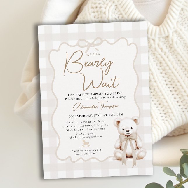 Convite Chá de Bebê Teddy Bow Neutral Gingham Bearly Wait (bearly wait baby shower invitation traditional classic nursery neutral gingham teddy bear bow)