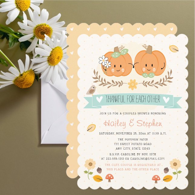 Convite Chá de Casais Bonitos de Ação de Graças (Adorable fall thanksgiving themed couples shower invite with a pair of cute pumpkins holding hands. )