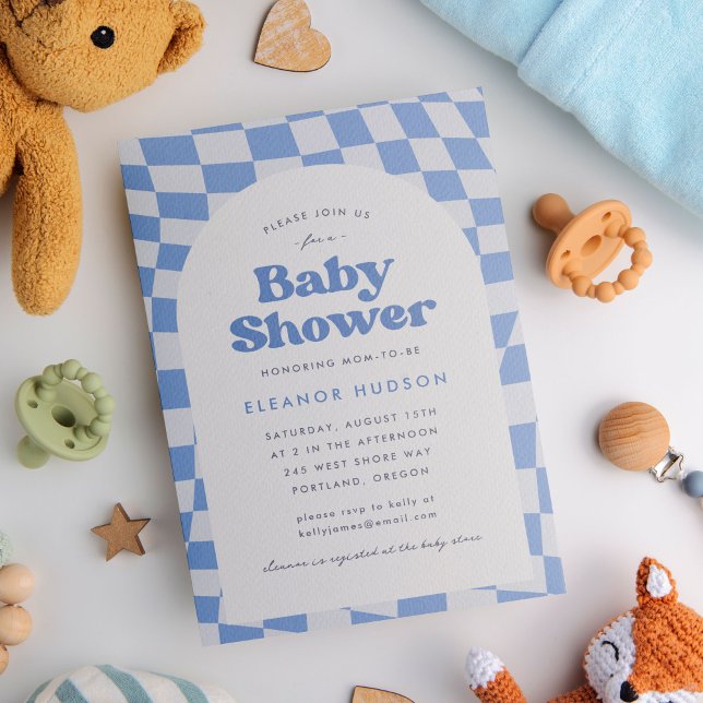Convite Chá de fraldas da placa de verificação 70s azul na (Baby shower invitation with blue checkerboard pattern and groovy, retro, 70s theme)