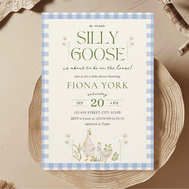 Convite Chá de fraldas de bobo Ganha-Cobra-d'Água (Silly Goose On the Loose Boy Baby Shower Invitation Blue Gingham Aesthetic Minimalist)
