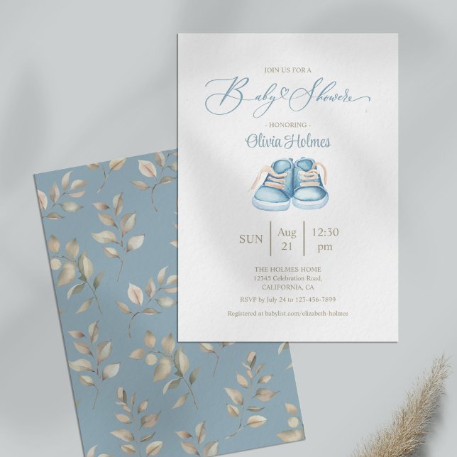 Convite Chá de fraldas de Calçado Azul Elegante (Elegant Watercolor Blue Baby Shoe Baby Shower Invitation on a table.)