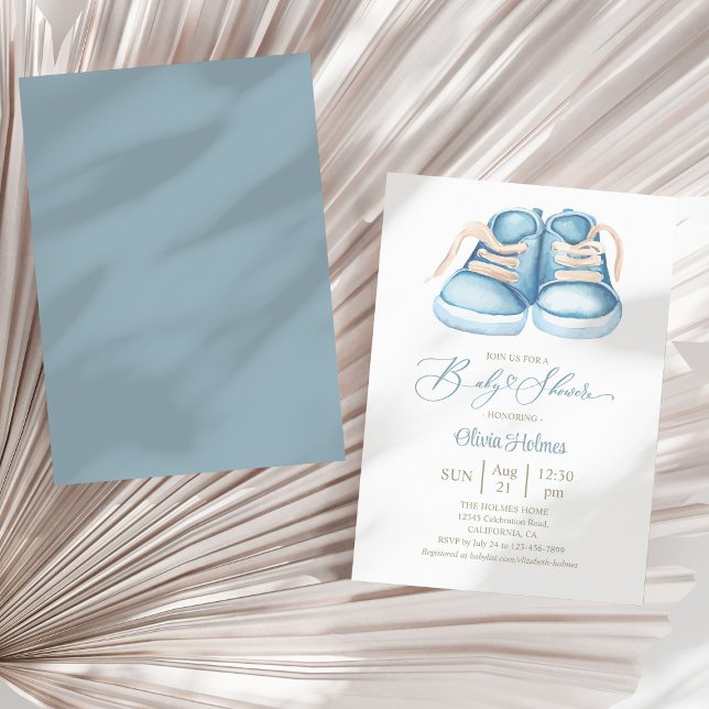 Convite Chá de fraldas de Calçado de Azul com Cores Aquáti (Rustic Watercolor Blue Baby Shoe Baby Shower Invitation on a sunny white dry palm leaf.)