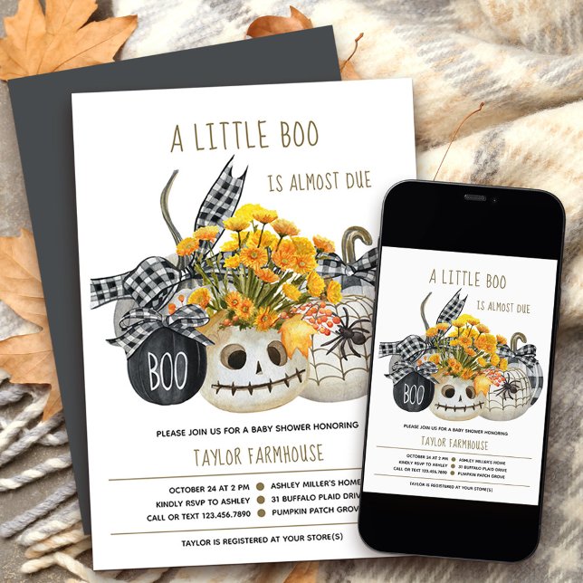 Convite Chá de fraldas de Dia das Bruxas da Pequena Fazend (Little Boo Halloween Baby Shower Invitation with stylish farmhouse plaid and fall flowers
)