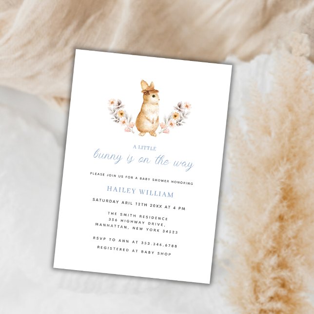 Convite Chá de fraldas de flor selvagem azul (Blue Whimsical Bunny Wildflower Baby Shower Invitation)