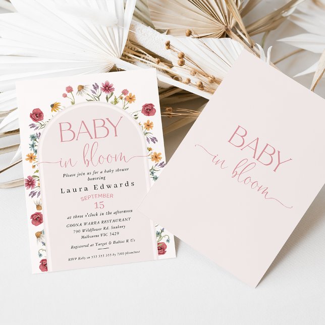 Convite Chá de fraldas de flor selvagem de Arch Delicado (Modern wildflowers baby in bloom baby shower invitation featuring a blush colored arch and flowers.)