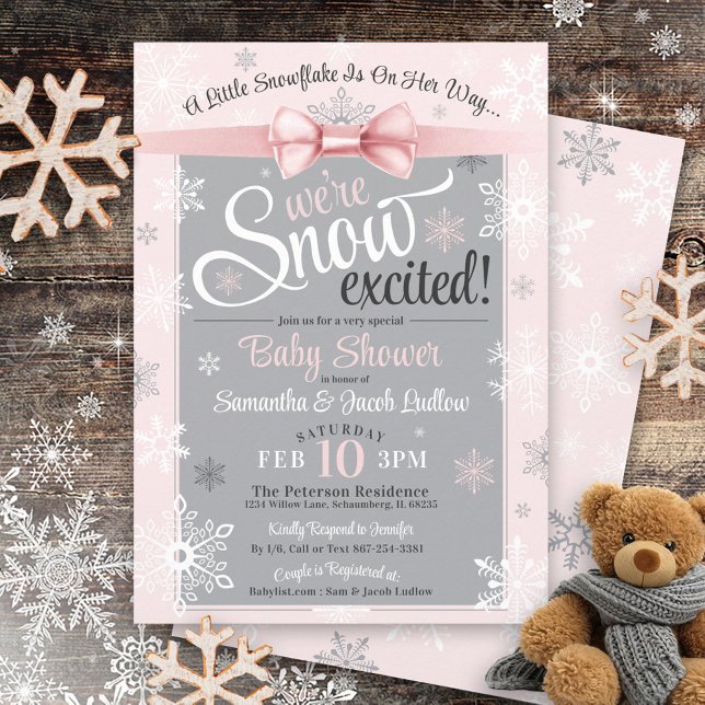 Convite Chá de fraldas de Garota Rosa Cuja Neve Estique Ne (Cute pink bow and gray WE'RE SNOW EXCITED baby girl snowflake winter wonderland baby shower invite)