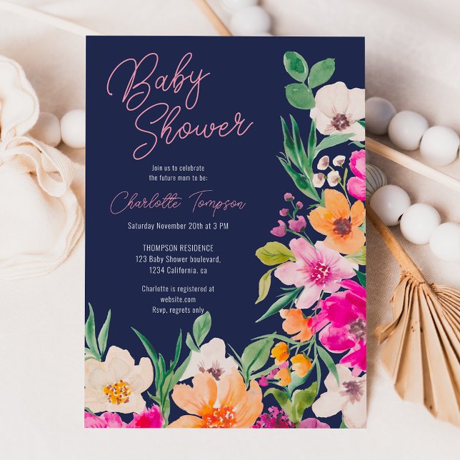 Convite Chá de fraldas de guião de flores silvestres, arro (Bright bold wild flowers script baby shower invitation on navy blue)