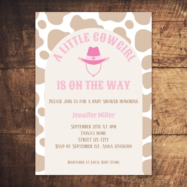 Convite Chá de fraldas de Impressão de vaqueira ocidental (cowgirl western baby girl shower invitation beige cow print cowboy hat arch baby pink)