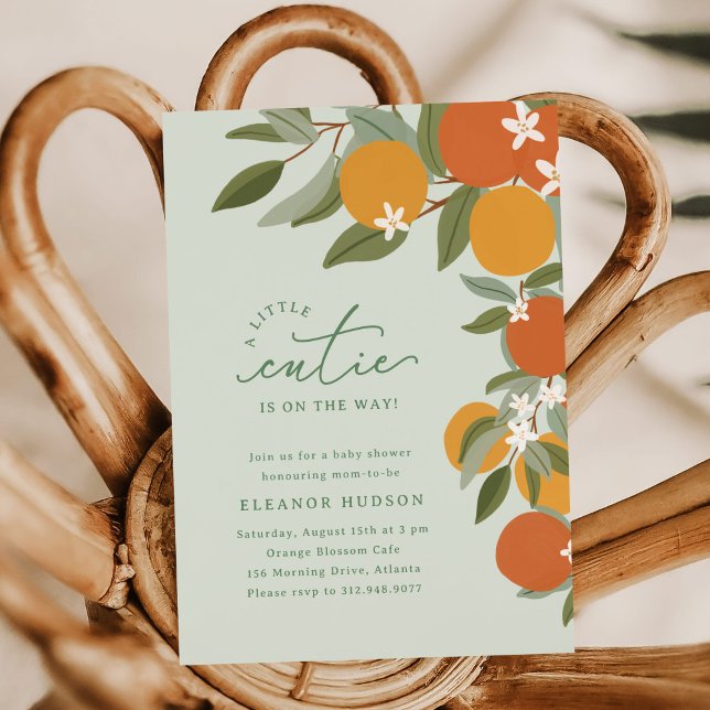 Convite Chá de fraldas de Laranjas de Citros Verdes ("A little cutie" baby shower invitation with orange tree, blossoms, and green background.)