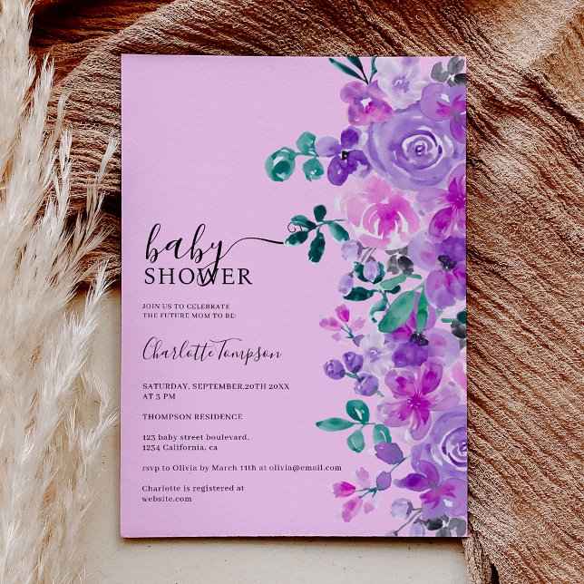 Convite Chá de fraldas de lavandas roxas românticas (Romantic purple flowers lavender baby shower invitation on light pink)