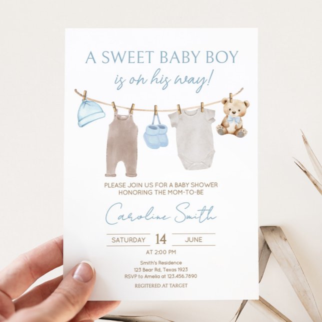 Convite Chá de fraldas de linha de tecido do bebê doce (Sweet Baby Boy Clothesline Baby Shower Invitation)