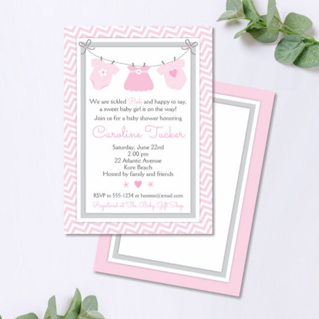 Convite Chá de fraldas de Linha de Tela - Cor-de-rosa e ci (Pink Clothesline with Baby Clothes Baby Girl Shower Invitation)