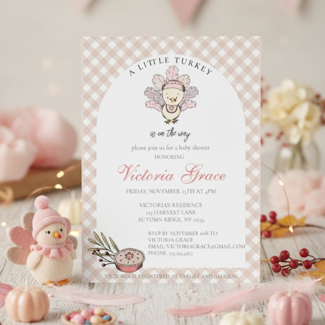 Convite Chá de fraldas de Menina de outono da Turquia (Cute November Baby Shower. Little Turkey Thanksgiving Baby Shower Invitations. Tan Gingham Pattern)
