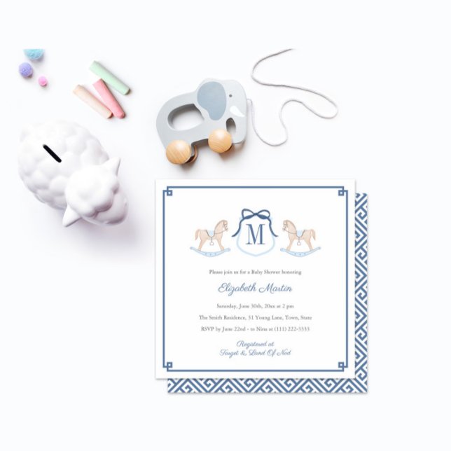 Convite Chá de fraldas de Monograma de Cavalo de Rocco Pre (Monogram rocking horse baby shower square invitation with navy blue greek key border and backer)