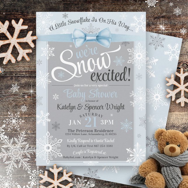 Convite Chá de fraldas de Neve Floco de Neve Cute Blue Boy (Cute blue bow & gray WE'RE SNOW EXCITED baby boy snowflake winter wonderland baby shower invite)