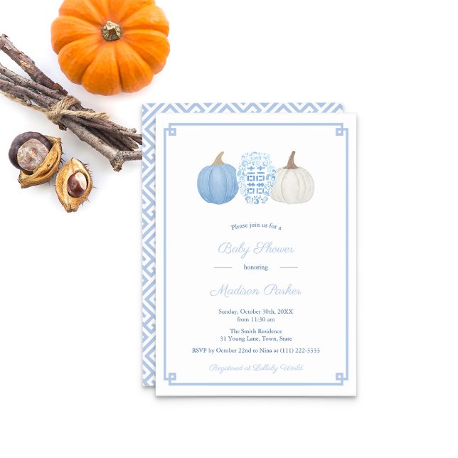 Convite Chá de fraldas De Outono De Pumpkin Azul E Branco (Baby Shower: Pale Blue & White Pumpkins with blue & white ginger jar and Greek Key pattern reverse )