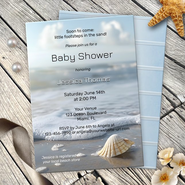 Convite Chá de fraldas de praia de Seashell Simples (A simple and elegant beach baby shower invitation featuring a shell with waves rolling on the sand)