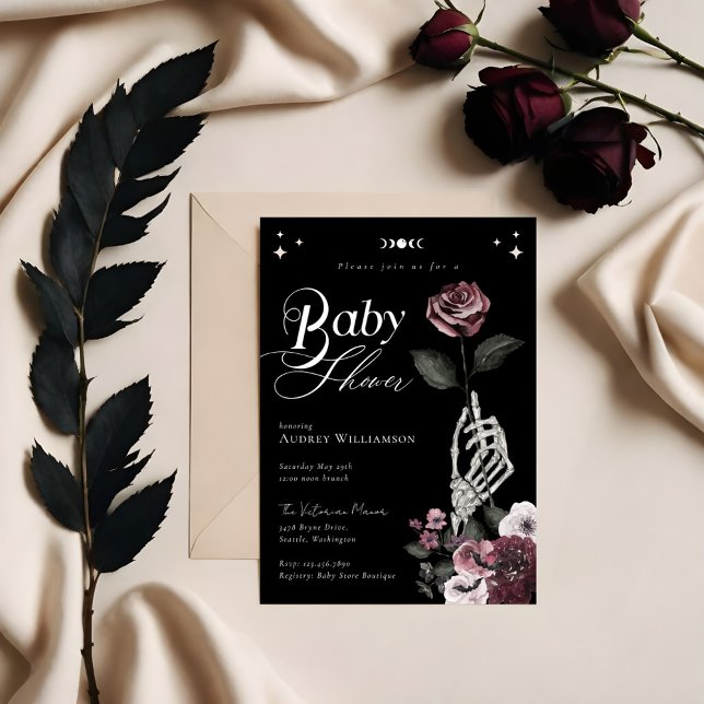 Convite Chá de fraldas de Rosa de Esqueleto Gótico do Hall (Gothic Halloween Skeleton Hand Rose Baby Shower Invitation (Front))