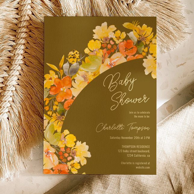 Convite Chá de fraldas de script de flores amarelas do boh (Fall boho yellow flowers script baby shower invitation on green)