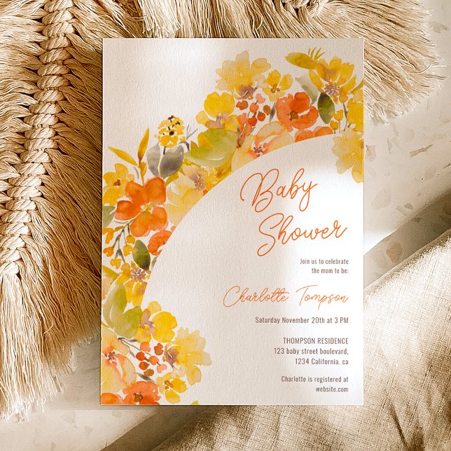 Convite Chá de fraldas de script de flores amarelas do boh (Fall boho yellow flowers script baby shower invitation on white)