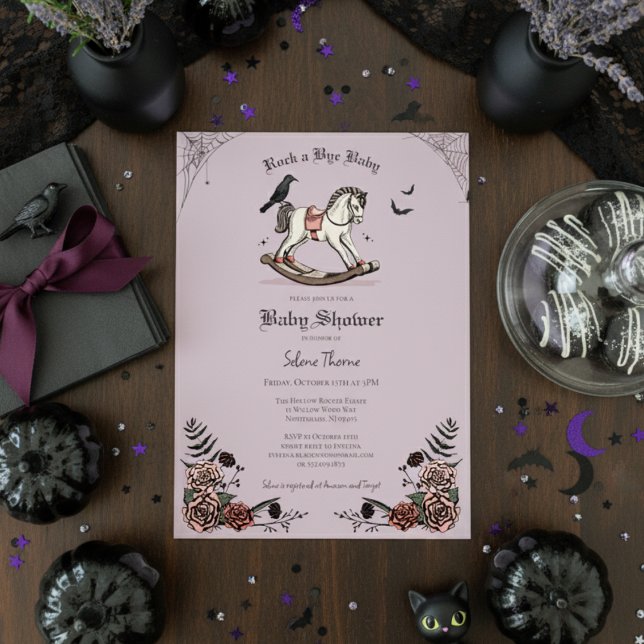 Convite Chá de fraldas de Tchau Roxo Roxo Gótico (Cute Gothic Halloween Baby Shower Invitation. Rocking Horse & Roses Vintage Rock a Bye Baby Shower)