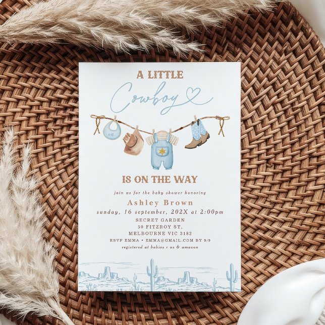 Convite Chá de fraldas de vaqueiro azul-castanho-escuro (Cowboy Baby Shower Invitation Template, Little Cowboy Is On The Way Baby Shower Invitation, Clothes )