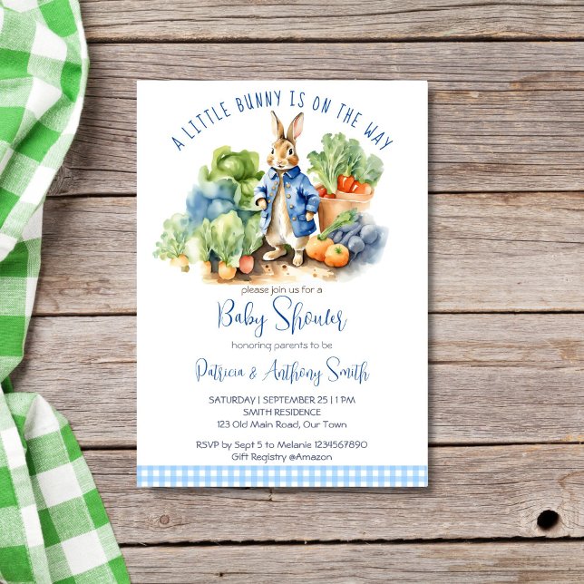 Convite Chá de fraldas do bebê do coelho Peter (Peter rabbit baby boy baby shower invitation editable template download cute bunny vegetable garden)