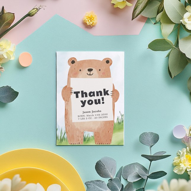 Convite Chá de fraldas do Woodland Bear obrigado de Gratid (Cute baby boy bear holding a "Thank you" sign illustration on a grassy hill with baby details)